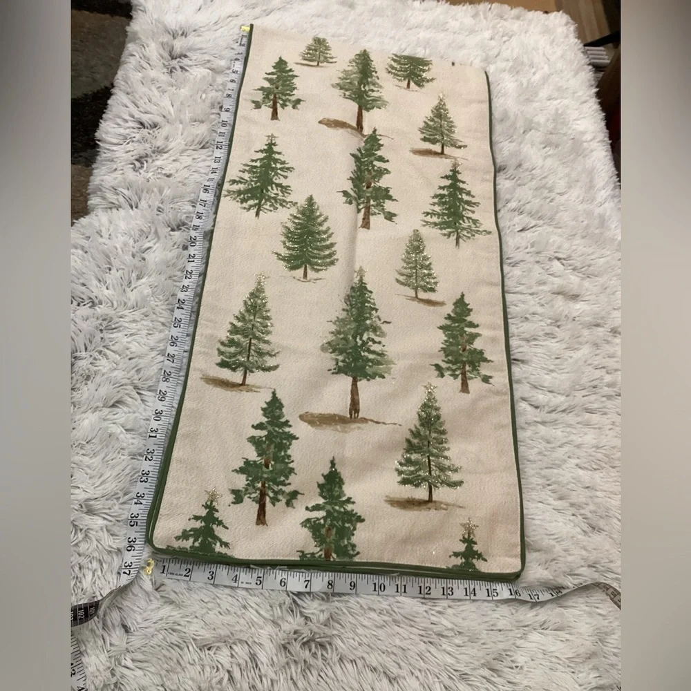JMLE LLC Christmas holiday table runner with gold metallic detail